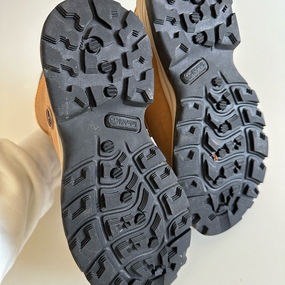 Youth ( big boy) Timberland waterproof hikers. Size 7 - Picture 6 of 7